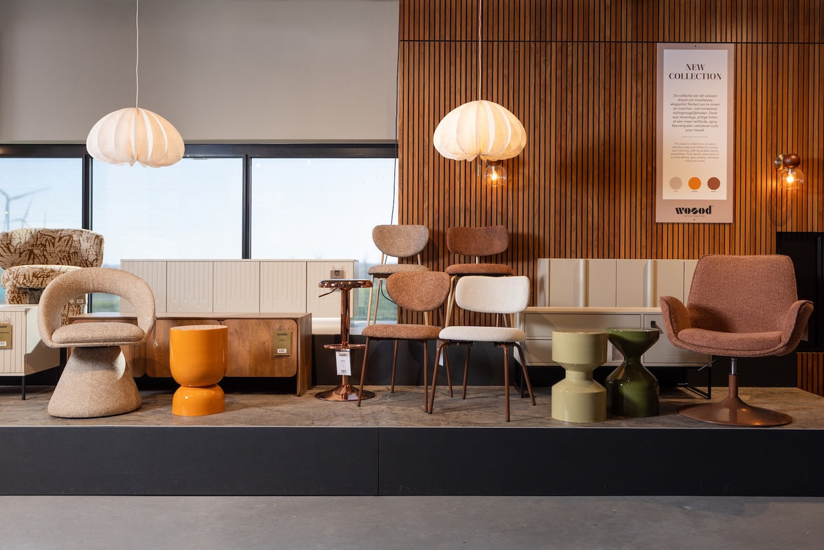 Meubelopstelling in het Experience Center met Travis en Valor eetkamerstoelen en de Dalia hanglamp boven de eettafel.