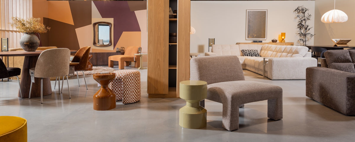 Twee verschillende stijlkamers in het Experience Center, elk ingericht met eigen meubels en decoraties.