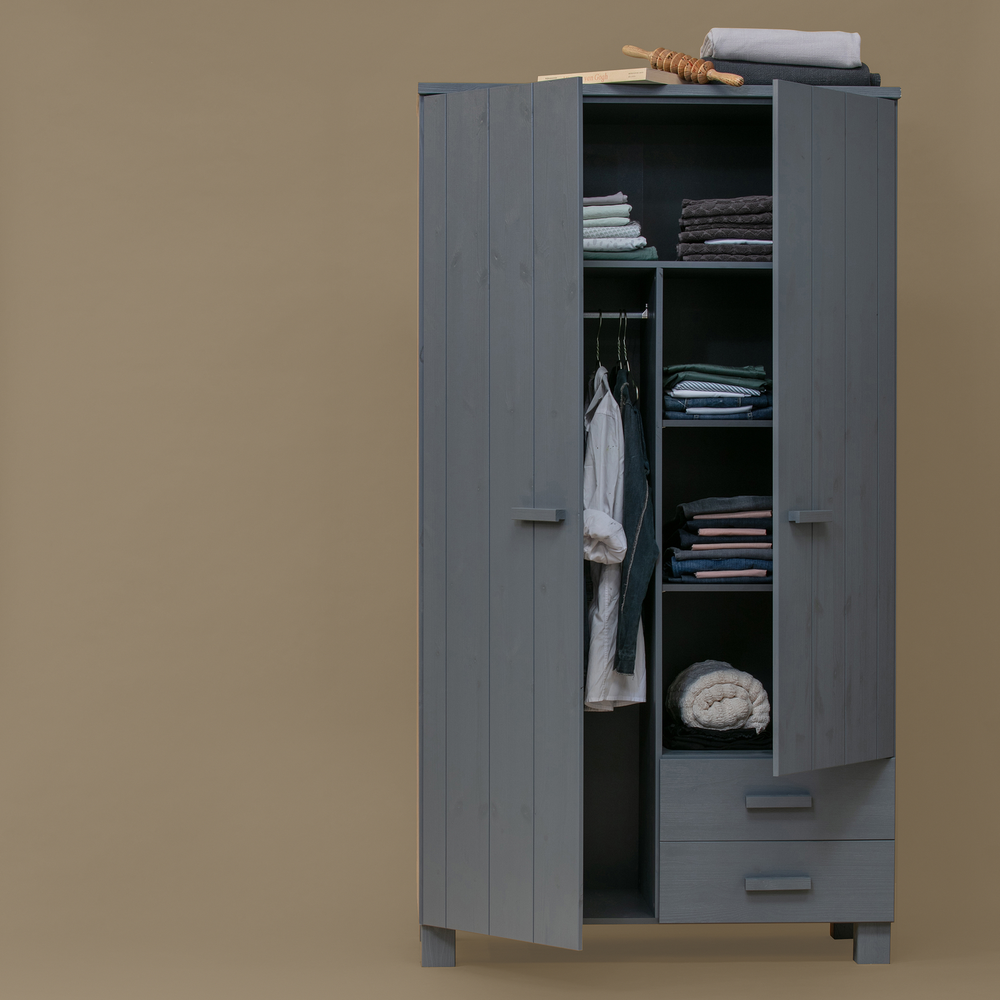 Dennis armoire à tiroirs pin gris acier, photo d'ambiance
