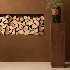 Enid porte-plante bois noyer, photo d'ambiance