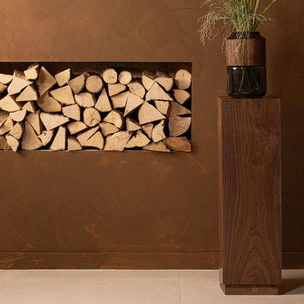 Enid porte-plante bois noyer, photo d'ambiance