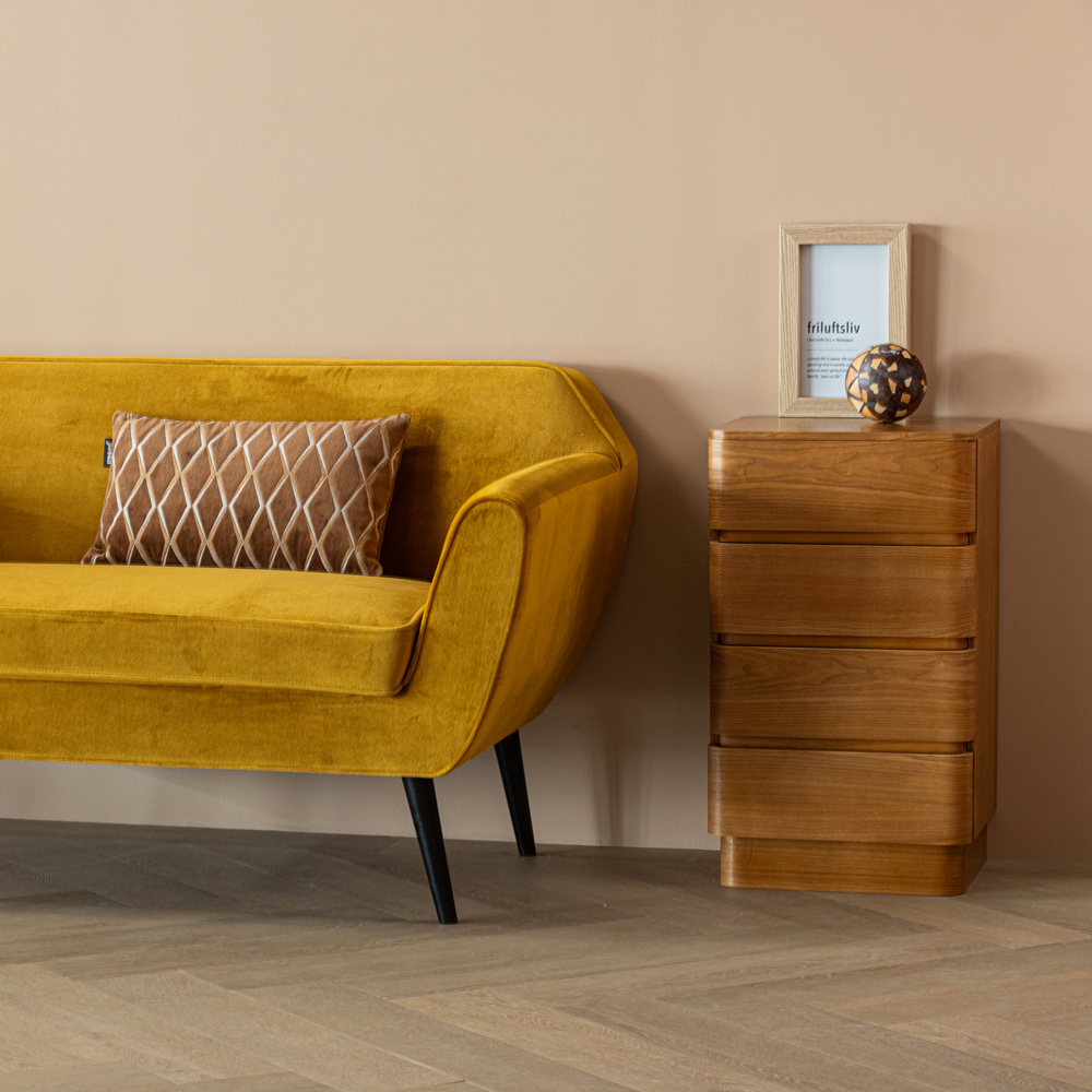 Rocco bank 150 cm velvet okergeel, sfeerfoto