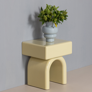 Commode/table de chevet Zorel en bois brillant, jaune pâle, photo d'ambiance