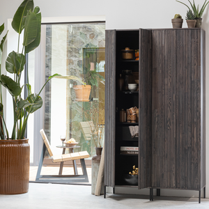 New Gravure hoge kast met lade essen fineer espresso, sfeerfoto