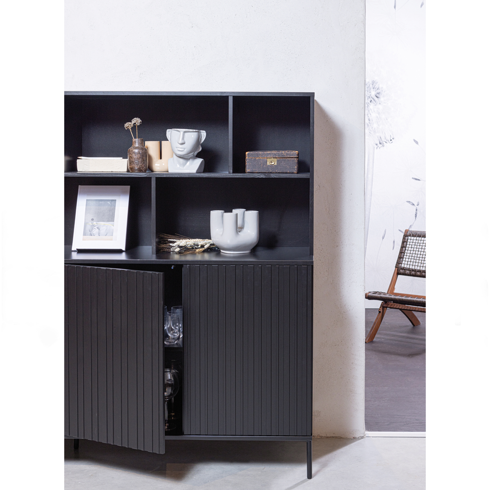 New Gravure wandkast grenen zwart, sfeerfoto