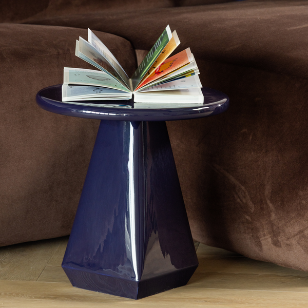 Lavo side table, high-gloss dark blue metal, room setting