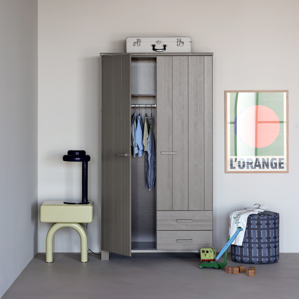 Armoire à tiroirs Dennis pin gris chaud, photo d'ambiance