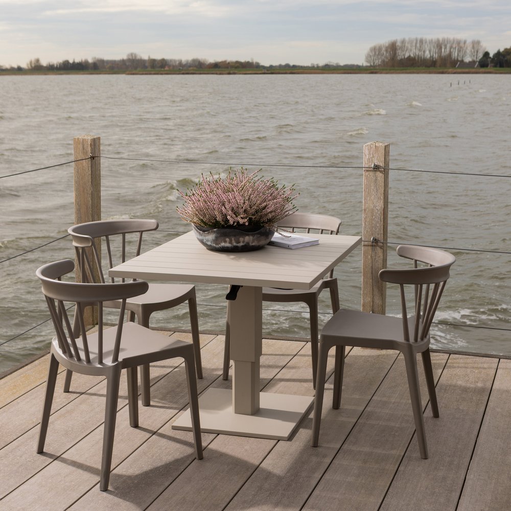 Bliss tuinstoel met spijlen kunststof taupe, sfeerfoto