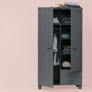 Dennis kast met laden grenen steel grey, sfeerfoto
