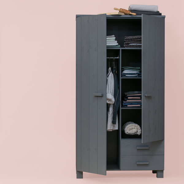Dennis kast met laden grenen steel grey, sfeerfoto
