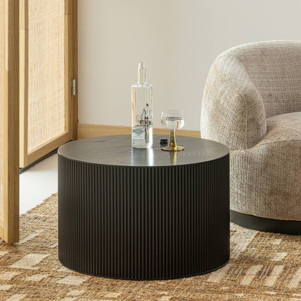 Sanne side table round black, room setting
