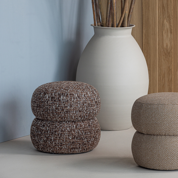 Pouf Anic motif graphique marron foncé mélange, photo d'ambiance