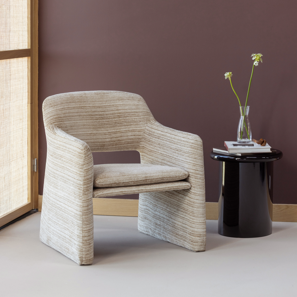 Lyric fauteuil design rayure naturel, photo d'ambiance