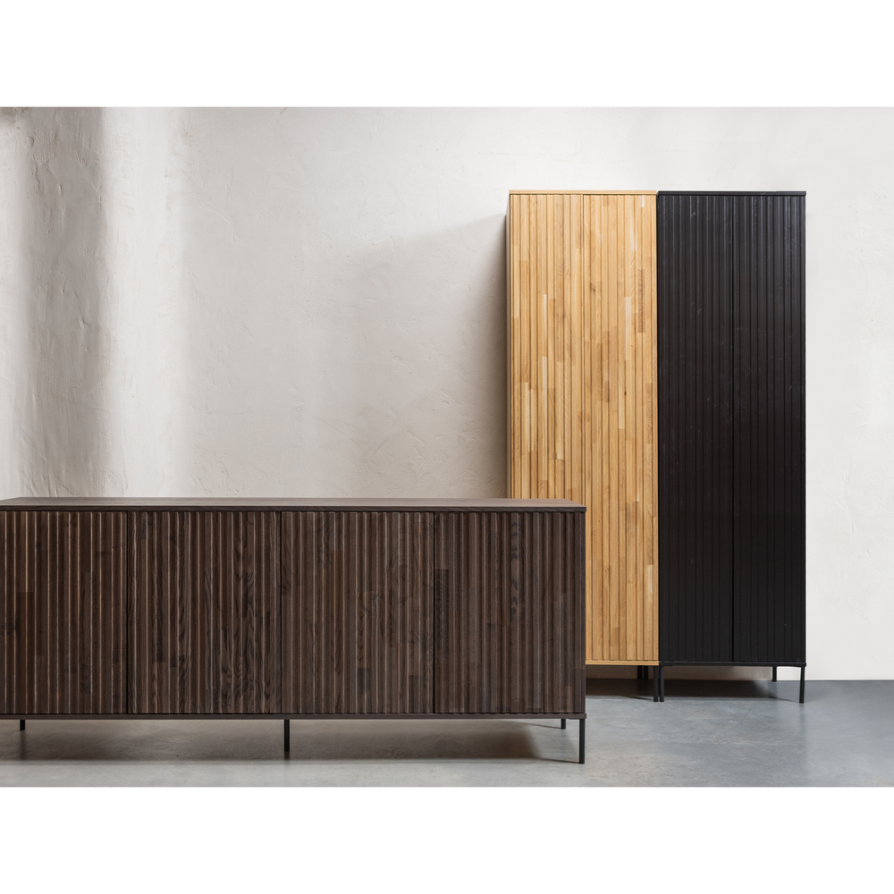 New Gravure hoge kast met lade grenen zwart, sfeerfoto