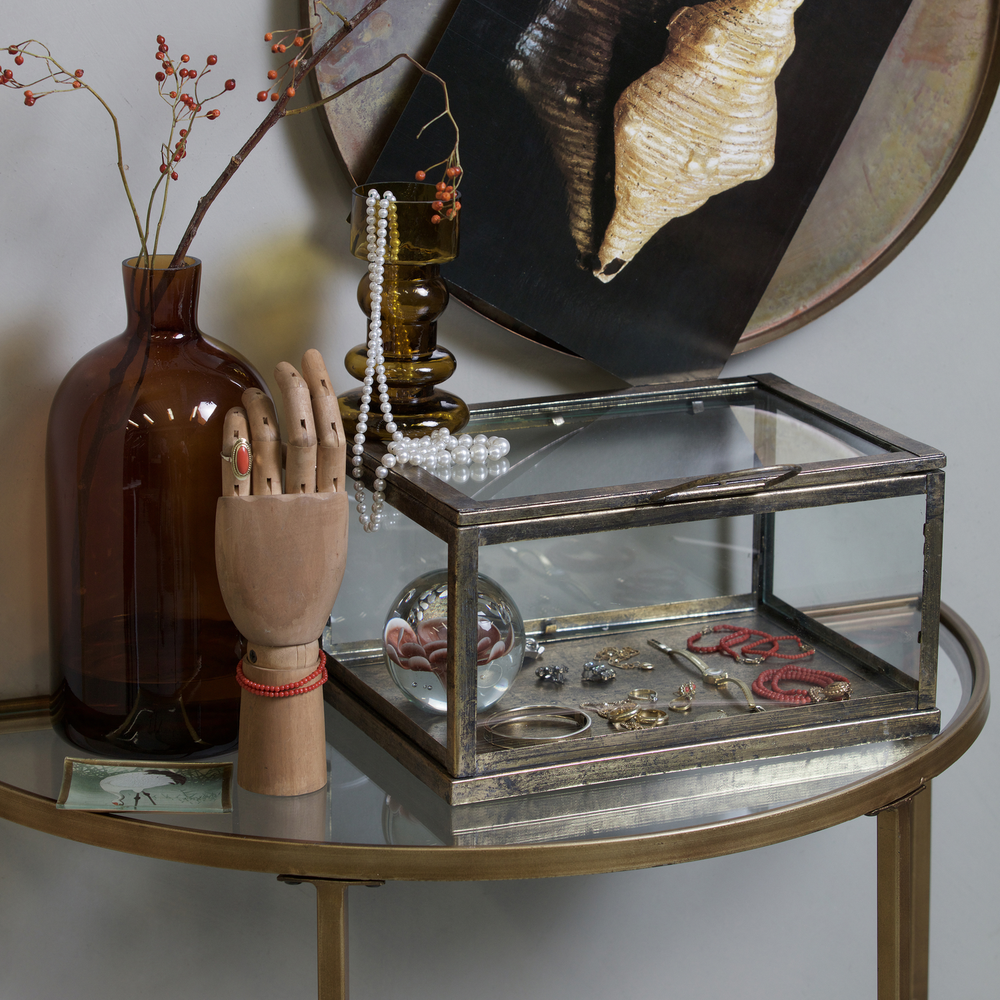 Goddess sidetable antique brass, sfeerfoto