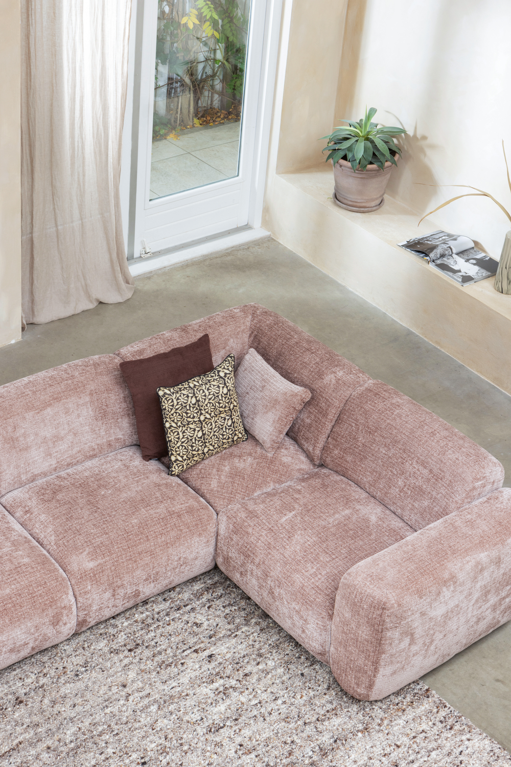 Cloud hoekbank rechts geweven chenille taupe/roze, sfeerfoto