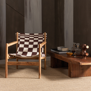Zano fauteuil bois brun avec assise kelim naturel, photo d'ambiance