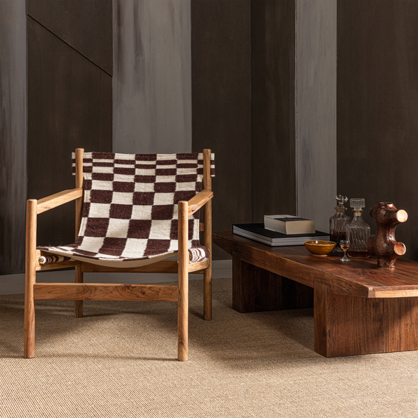 Zano fauteuil bois brun avec assise kelim naturel, photo d'ambiance