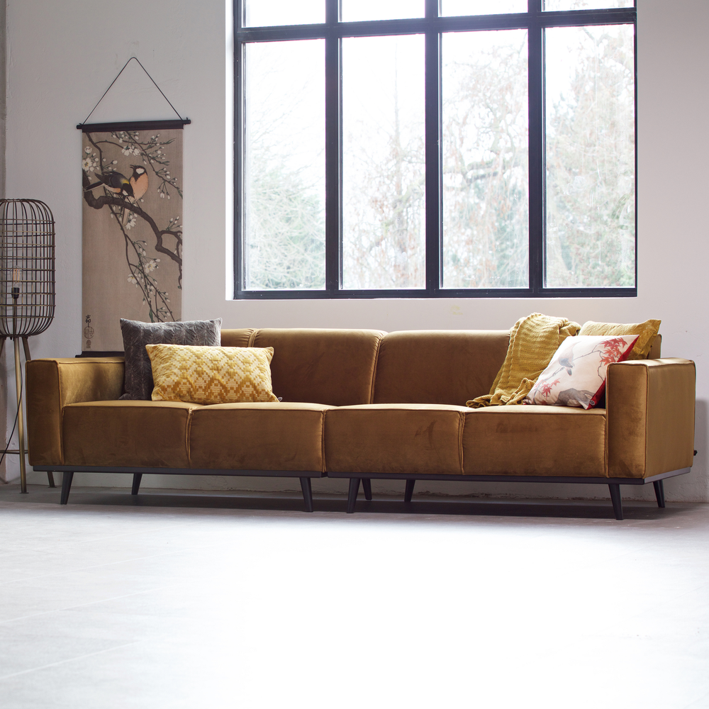 Statement 4-zits bank 280 cm velvet honinggeel, sfeerfoto