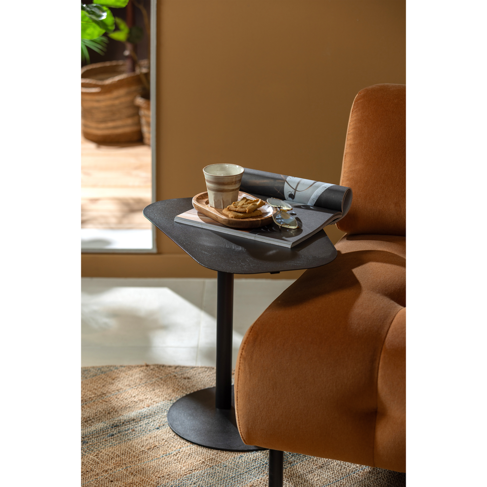 Lia side table metal black, room setting