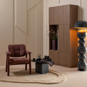 Armoire mi-ouverte Build en placage chêne brun, photo d'ambiance