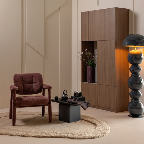 Armoire mi-ouverte Build en placage chêne brun, photo d'ambiance