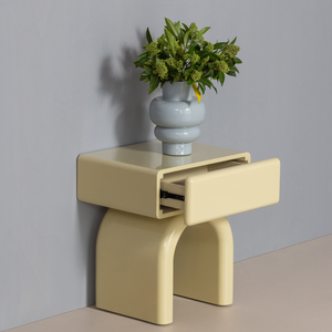 Commode/table de chevet Zorel en bois brillant, jaune pâle, photo d'ambiance
