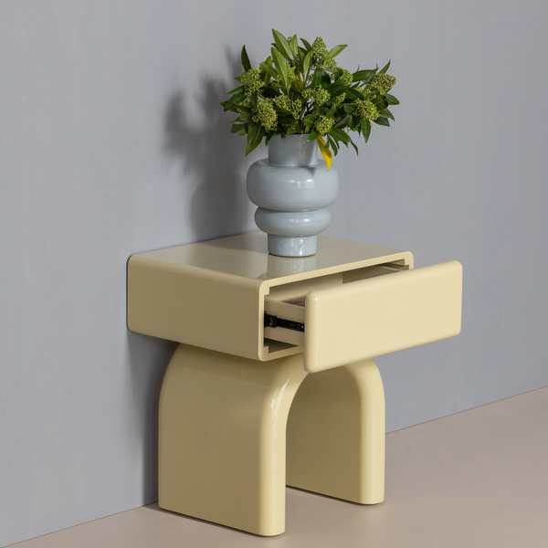 Commode/table de chevet Zorel en bois brillant, jaune pâle, photo d'ambiance