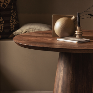 Limit eetkamertafel rond mango hout walnoot ø130 cm, sfeerfoto
