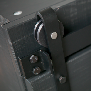 Slide barn armoire brut de sciage pin noir, détail