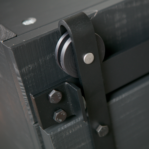 Slide barn armoire brut de sciage pin noir, détail