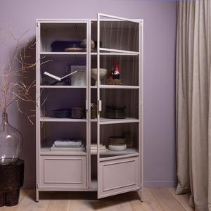 Ronja vitrine XL an métal rose douce, photo d'ambiance