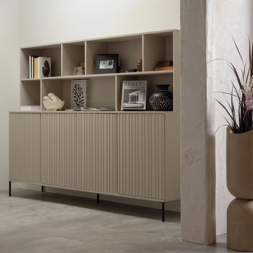 New Gravure wandkast in grenen dust, ingericht met boeken, vazen en decoratieve accessoires.