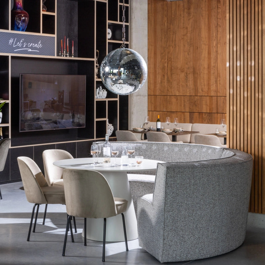 Eetkamerinrichting met de Europa eetbank, Damon eettafel, Voque eetkamerstoelen en een Boney discobal als eyecatcher