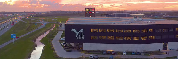 Luchtbeelden van het hoofdkantoor met binnenopnames van meubelen en productiebeelden uit de fabriek.